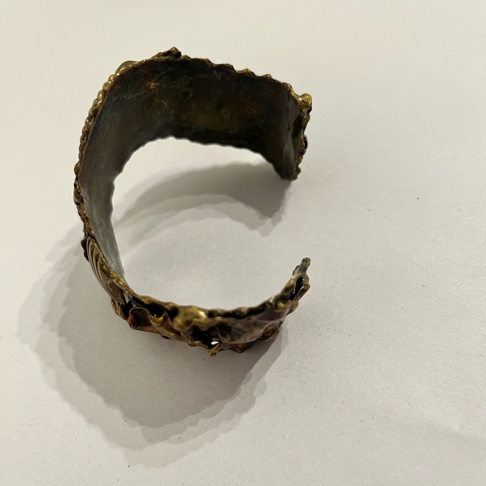 Antique-Style Bronze Tone Seashell Cuff Bracelet - Picture 3 of 6